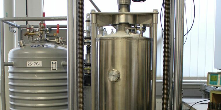 cryostat-scaled-e1711022931148